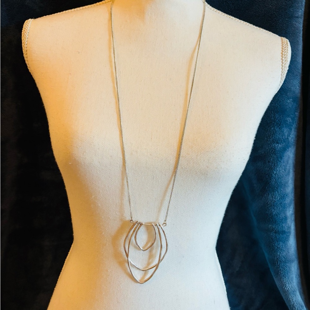 Silver pendant necklace